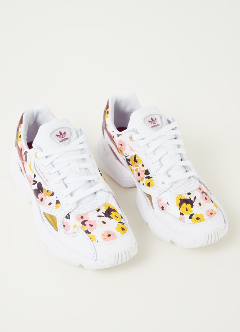 kanker Is Voor een dagje uit adidas Falcon sneaker van leer met bloemenprint • Wit • deBijenkorf.be