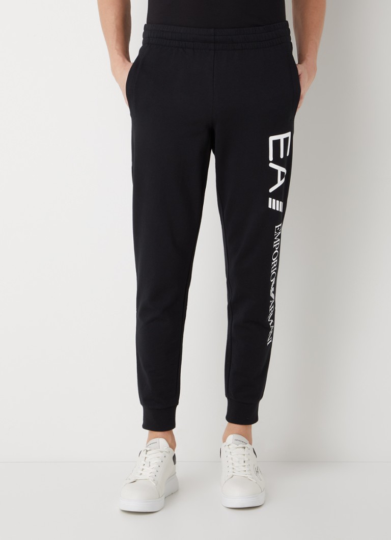 Armani - Tapered fit joggingbroek met steekzakken en logoprint - Zwart