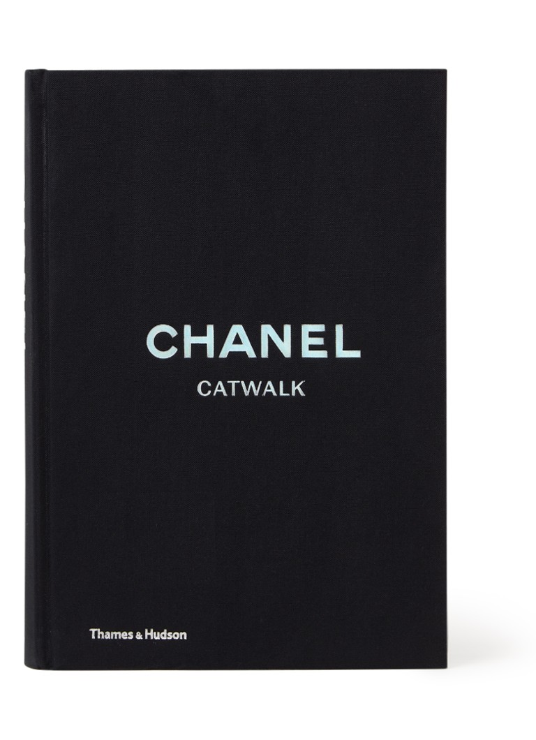 CHANEL Catwalk The Complete Karl Lagerfeld Collections • Zwart • deBijenkorf.be CHANEL Catwalk The Complete Karl Lagerfeld Collections • Zwart • deBijenkorf.be