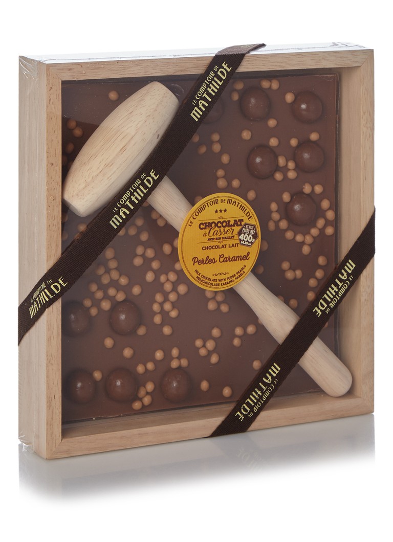 Le Comptoir de Mathilde - Chocoladetablet met karamelparels en hamer in houten kistje 400 gram - null