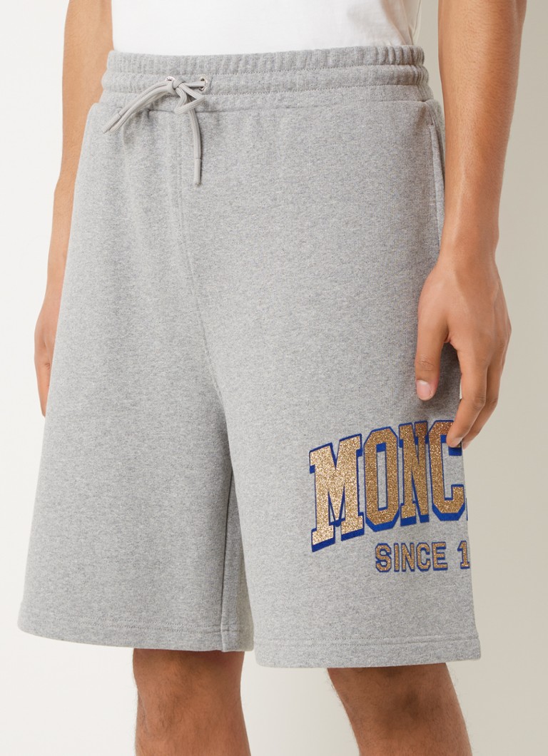 muziek Baron Reis Moncler Regular fit mid waist shorts met glitter logopatch • Grijs • deBijenkorf.be muziek Baron Reis Moncler Regular fit mid waist shorts met glitter logopatch • Grijs • deBijenkorf.be