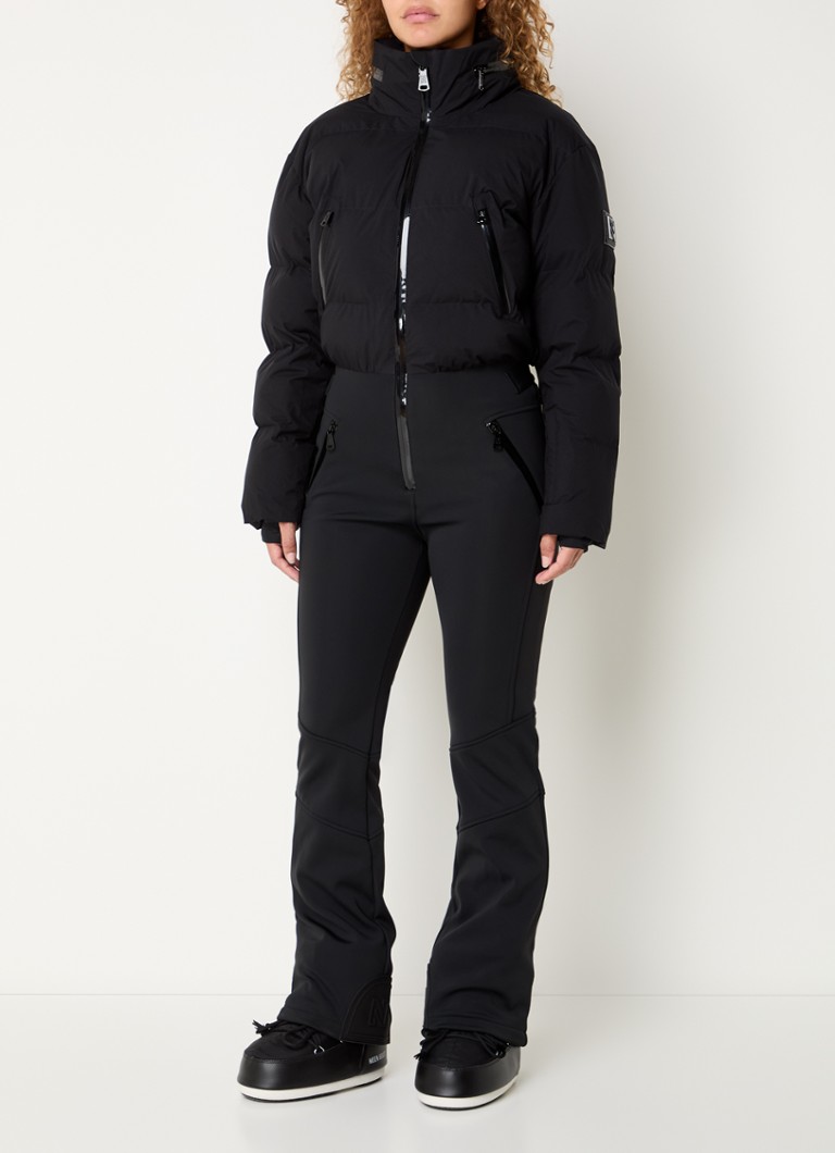 NIKKIE - Gemma flared fit skipak met opbergbare capuchon en ritszakken - Zwart