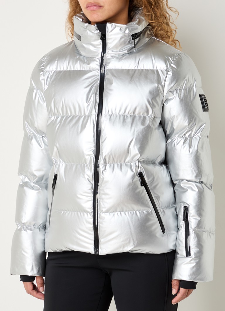NIKKIE - Gstaad ski-jas met opbergbare capuchon en metallic finish - Zilver