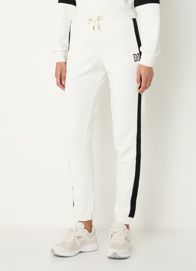 NIKKIE - Helsinki tapered fit joggingbroek met logo - Gebroken wit