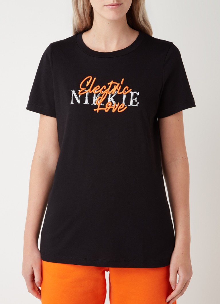 NIKKIE - T-shirt avec imprimé logo et bordure  - Noir