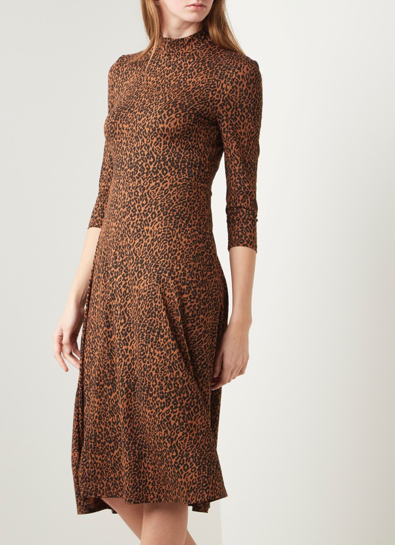 Overeenkomstig met Helm Renaissance Set Midi jurk met luipaard print en lage col • Bruin • deBijenkorf.be