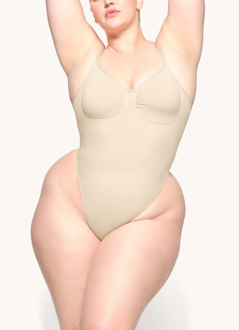 SKIMS - Seamless Sculpt corrigerende stringbody met plooidetail - Zand