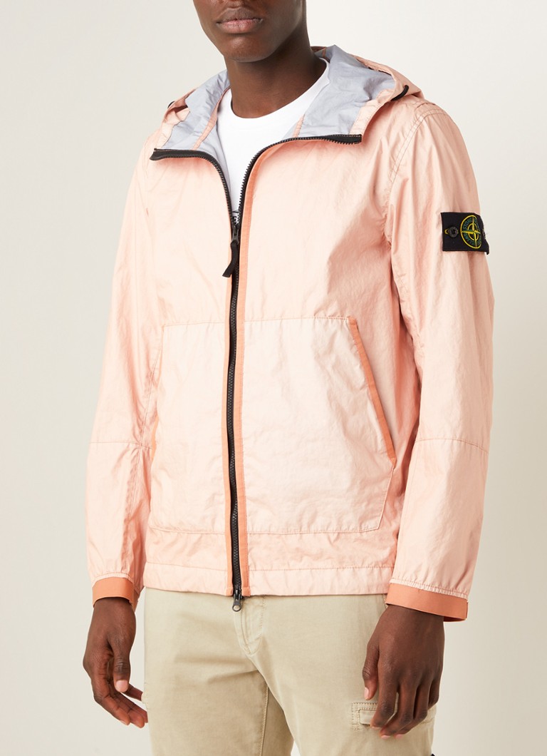 Stone Island 40523 Veste coupevent avec capuche escamotable et logo • Rose saumon • de Bijenkorf