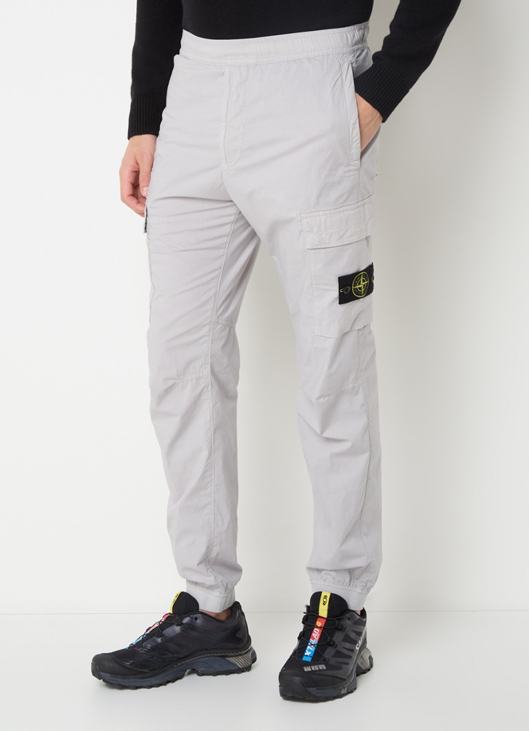 Stone Island - S0003 paracadute tapered fit cargobroek met logo en steekzakken - Lichtgrijs