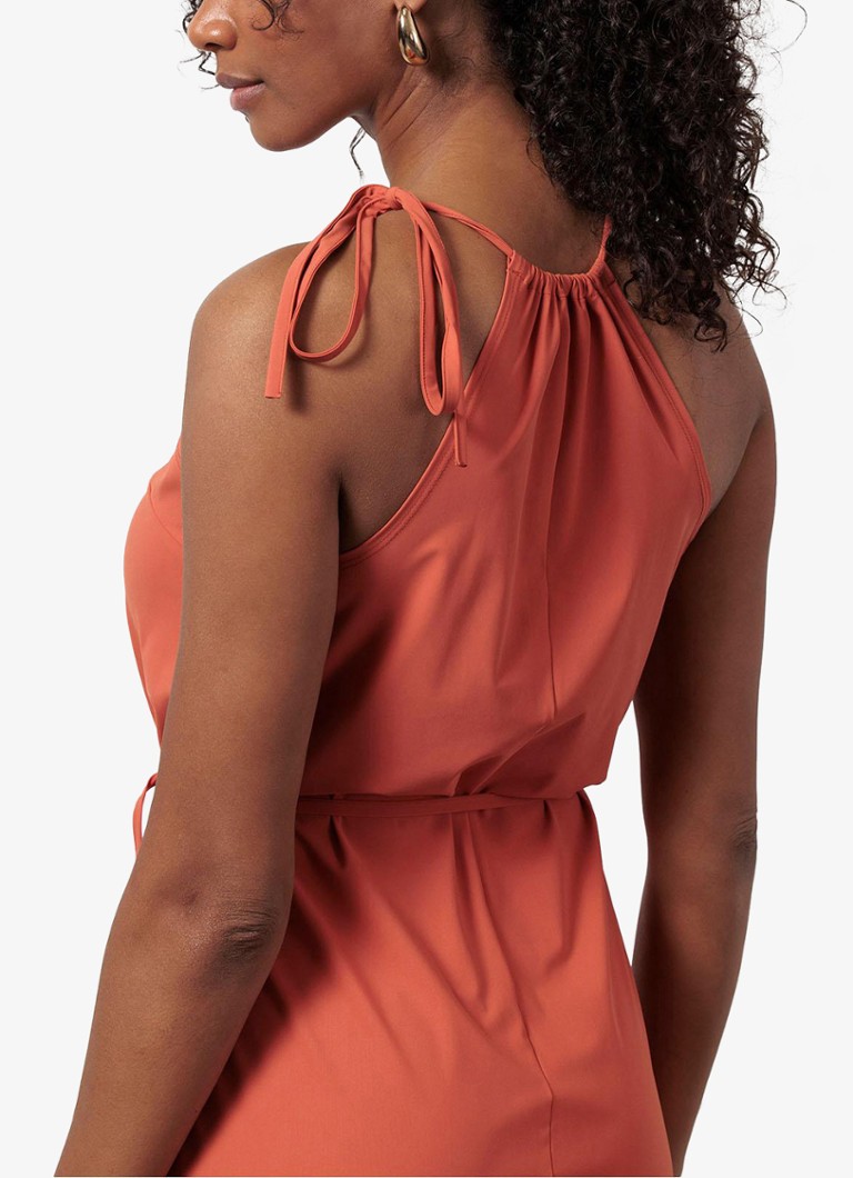 Studio Anneloes Carise maxi halterjurk van travelstof • Oranjerood