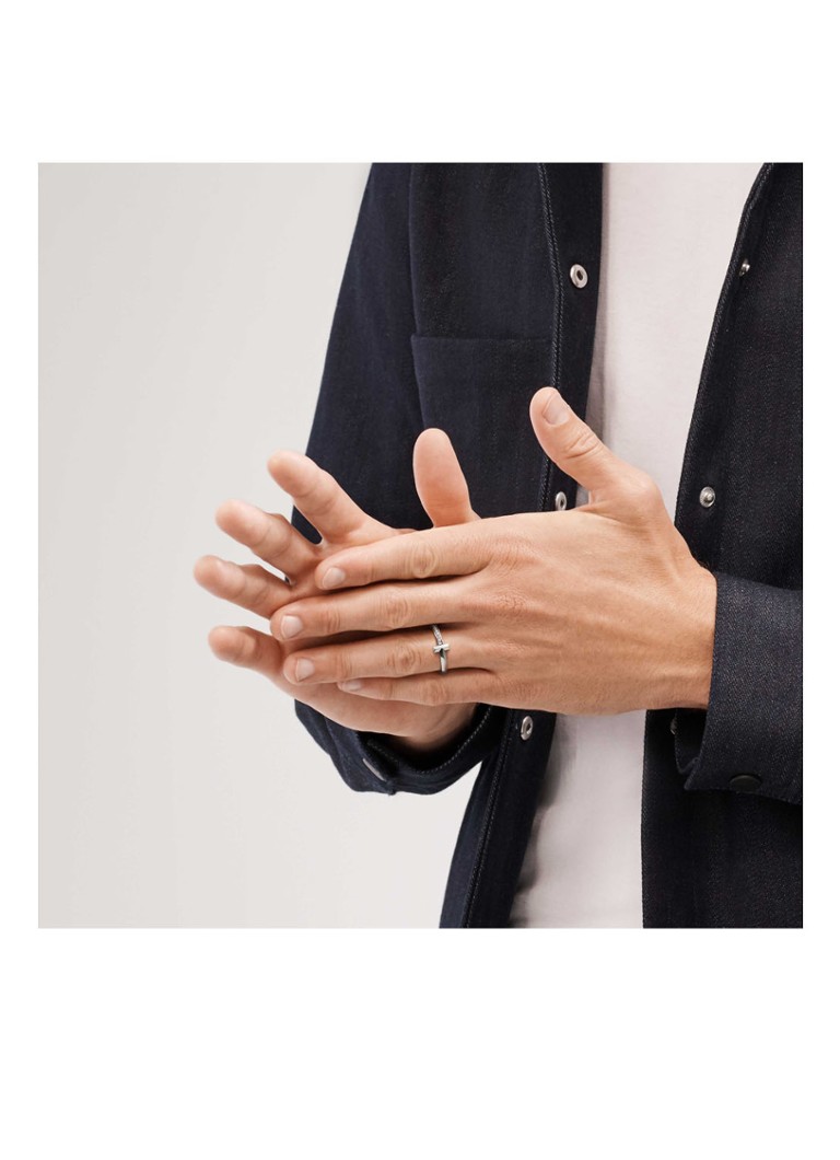 Ongeldig enthousiast laat staan Tiffany & Co. T1 Ring van 18 karaat witgoud met diamant 67943 • deBijenkorf.be Ongeldig enthousiast laat staan Tiffany & Co. T1 Ring van 18 karaat witgoud met diamant 67943 • deBijenkorf.be