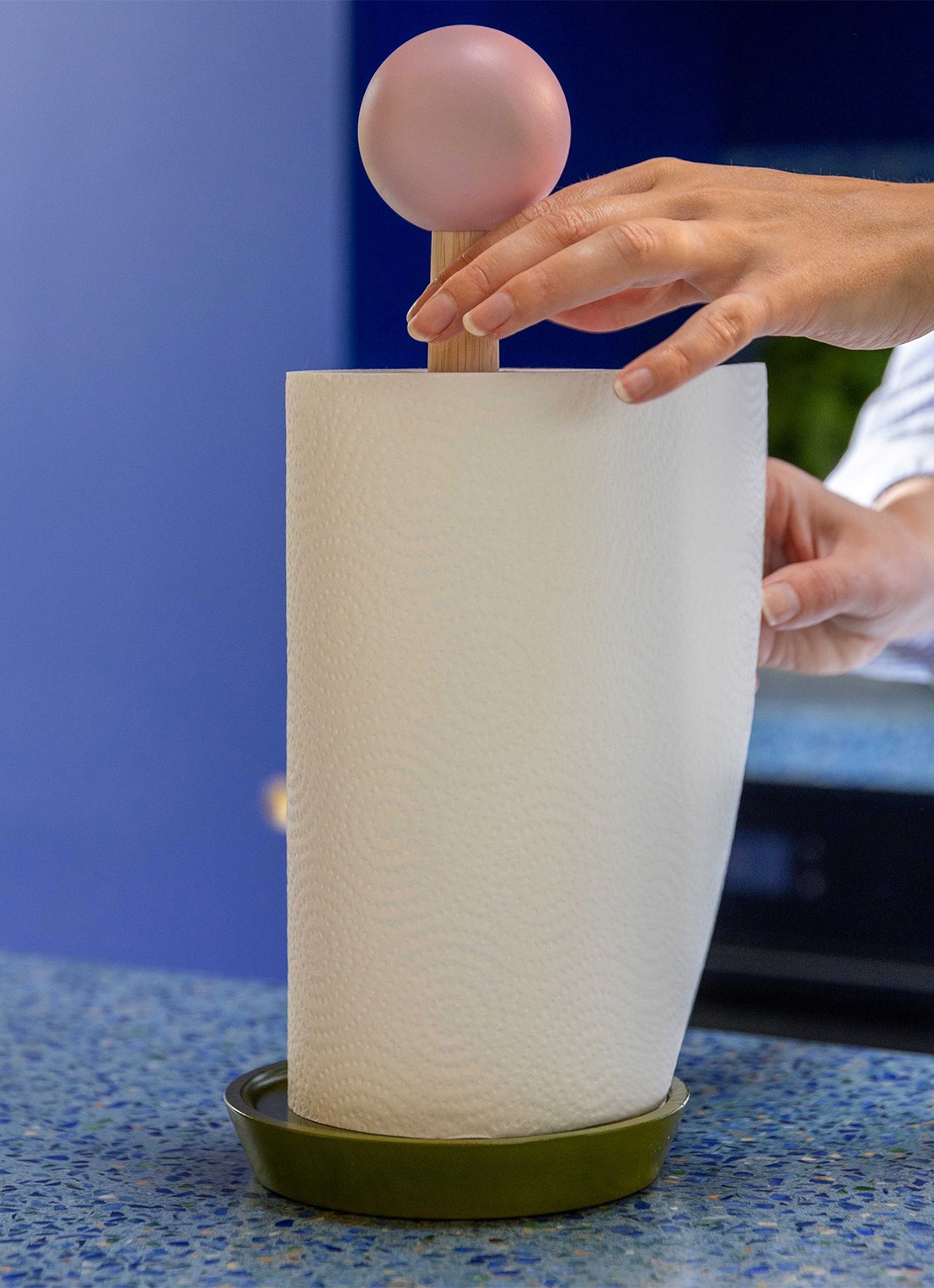 &Klevering Halma keukenrolhouder 35 cm - achterkant legergroen