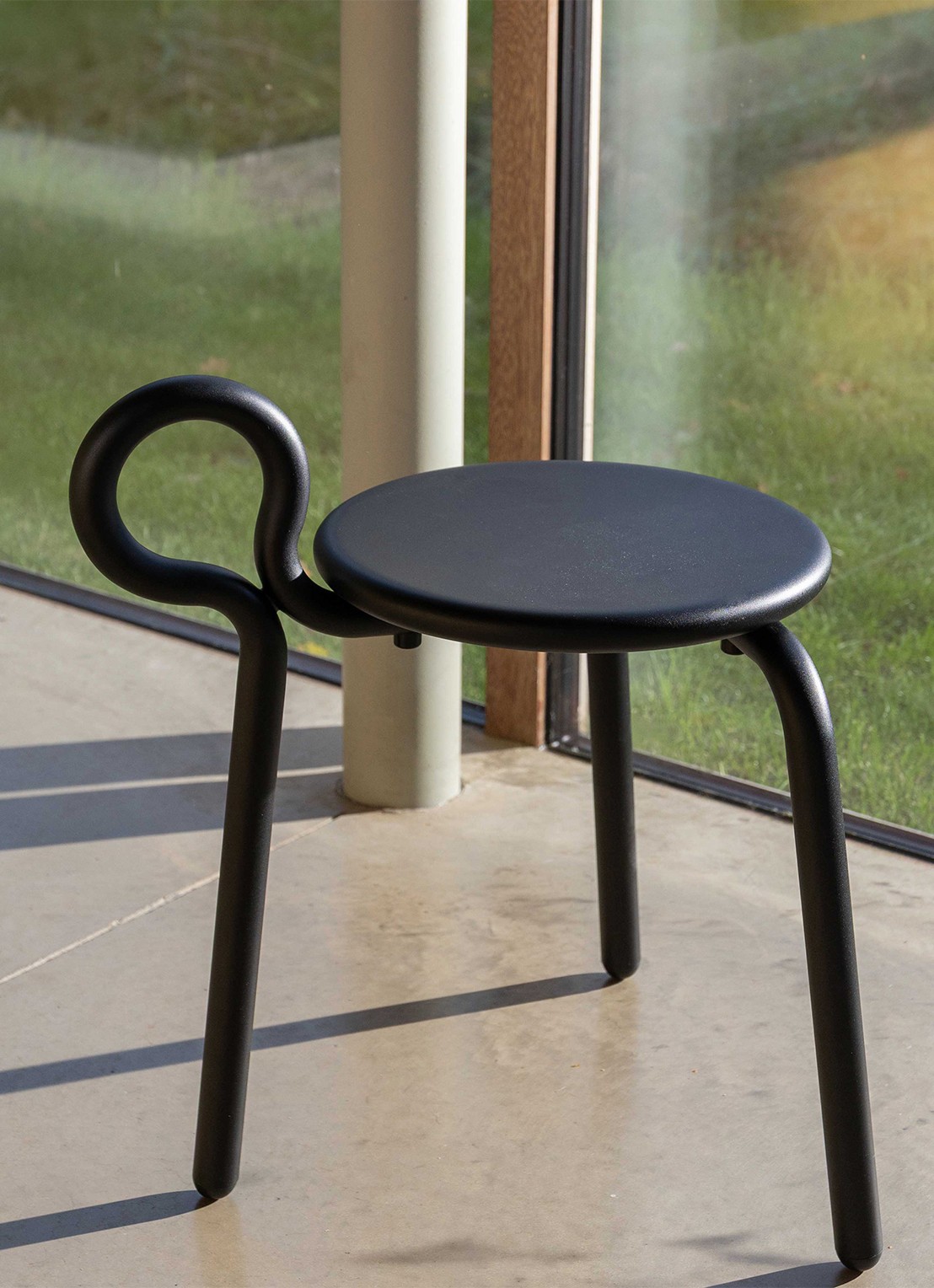 &Klevering Lasso kruk 58 cm - achterkant zwart