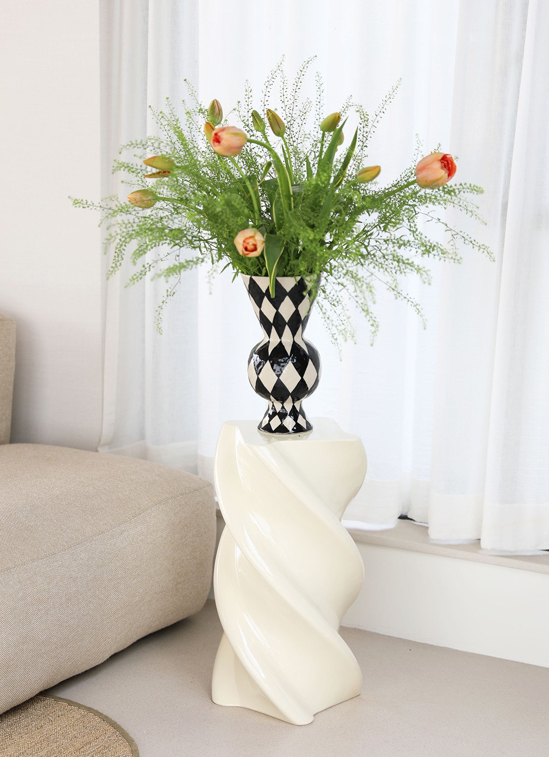 &Klevering Rhombic vaas 29,5 cm - voorkant 2 zwart
