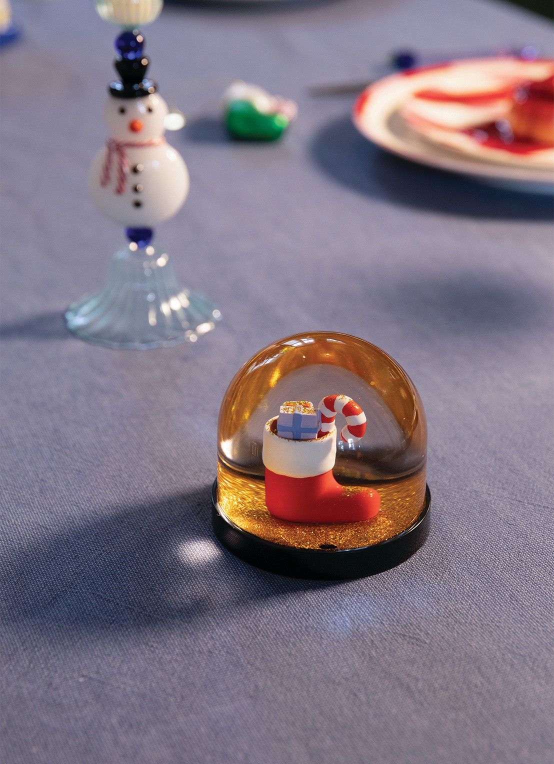 &Klevering Wonderball Christmas Stocking sneeuwbol 8,5 cm - voorkant 2 rood