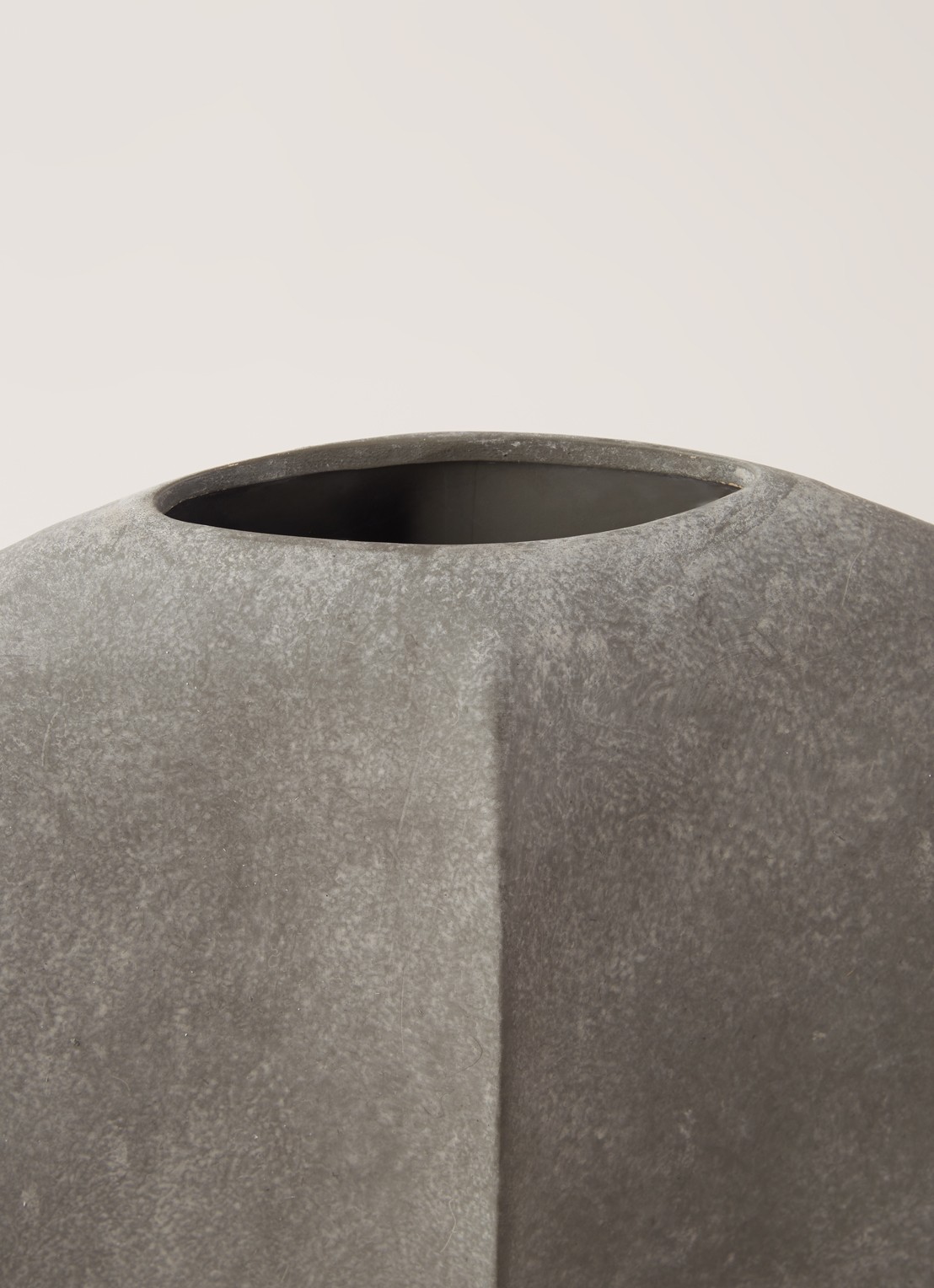 101 Copenhagen Guggenheim Big vaas 43 cm - detail donkergrijs