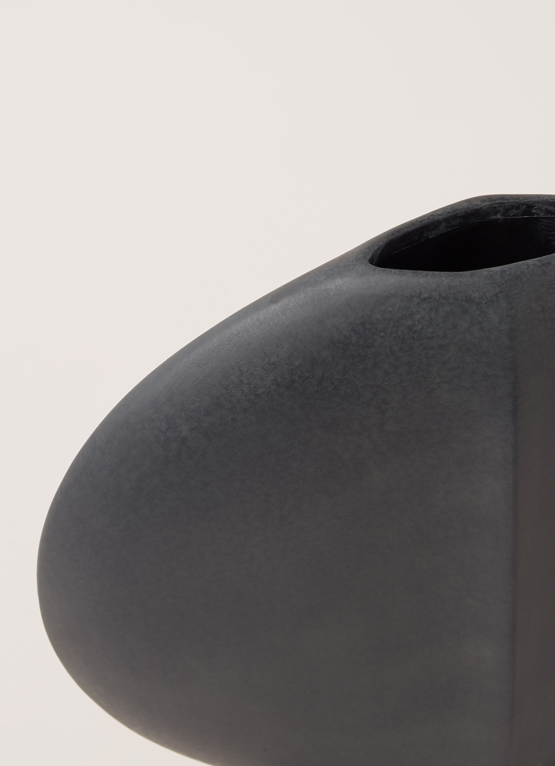 101 Copenhagen Guggenheim Mini vaas 32 cm - detail 3 zwart