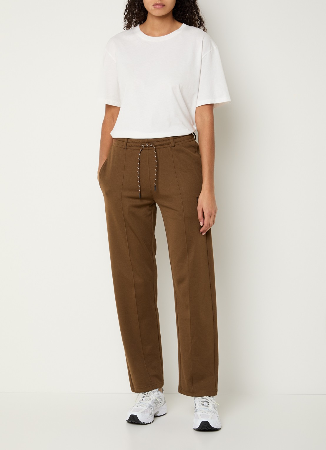 10DAYS High waist tapered fit trackpants met steekzakken  - voorkant 2 bruin