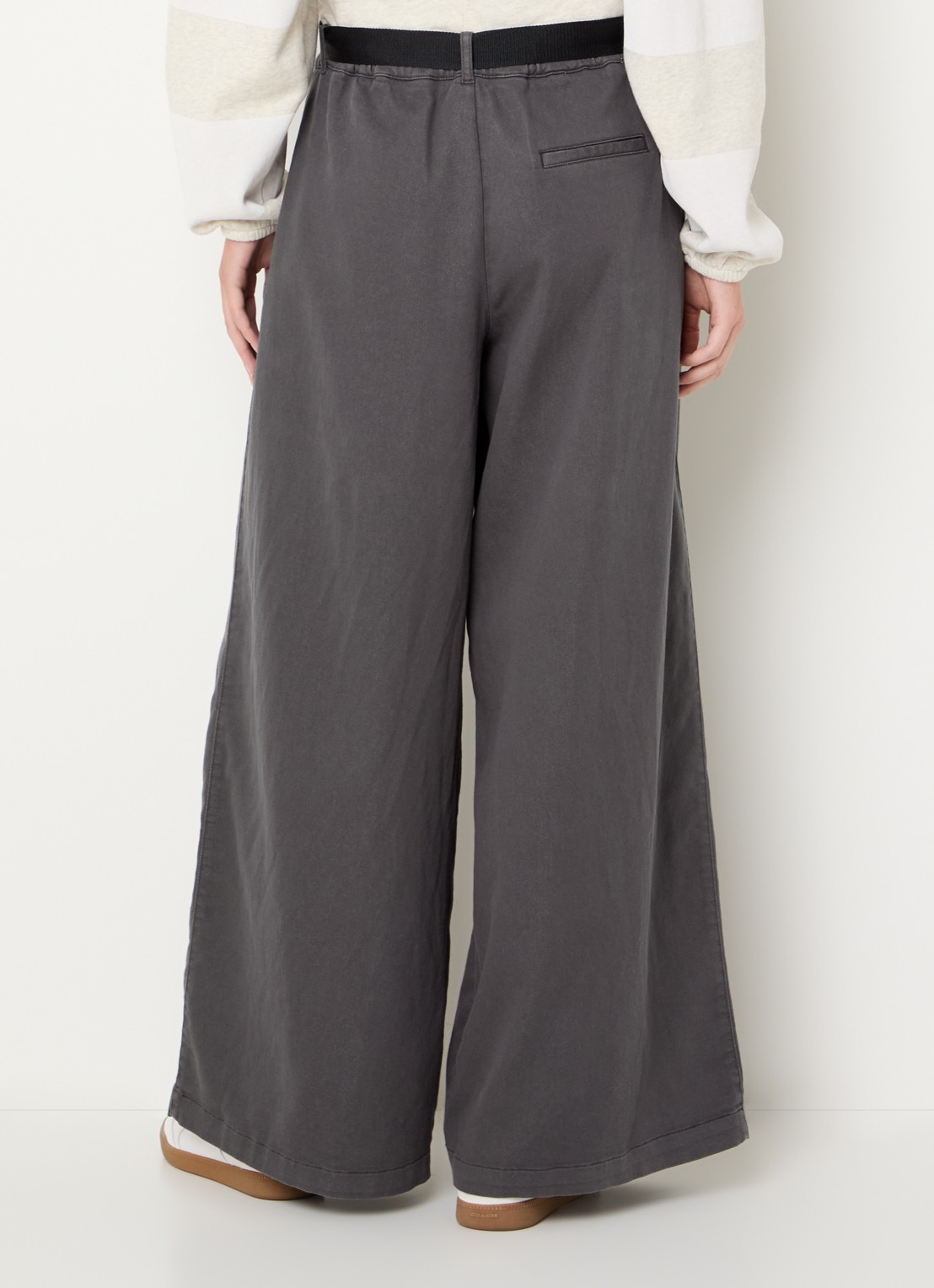 10DAYS High waist wide fit broek met ceintuur en steekzakken - achterkant taupe