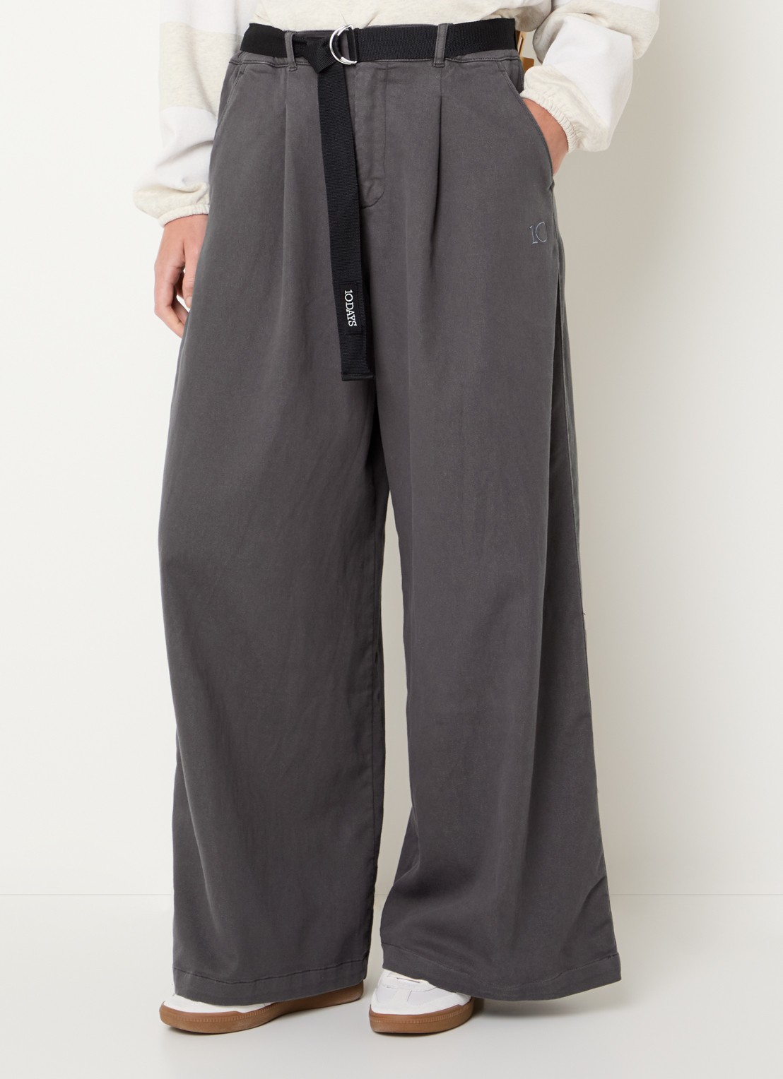 10DAYS High waist wide fit broek met ceintuur en steekzakken - detail 2 taupe