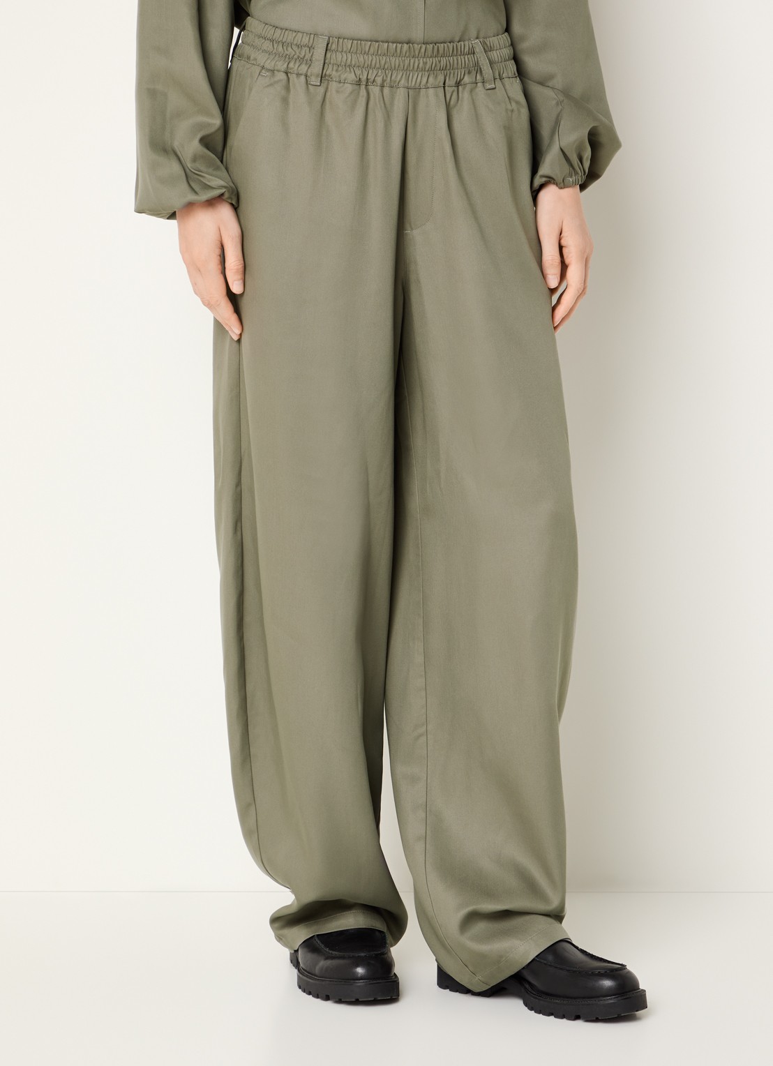 10DAYS Mid waist balloon fit chino met paspelzakken - detail 3 olijfgroen