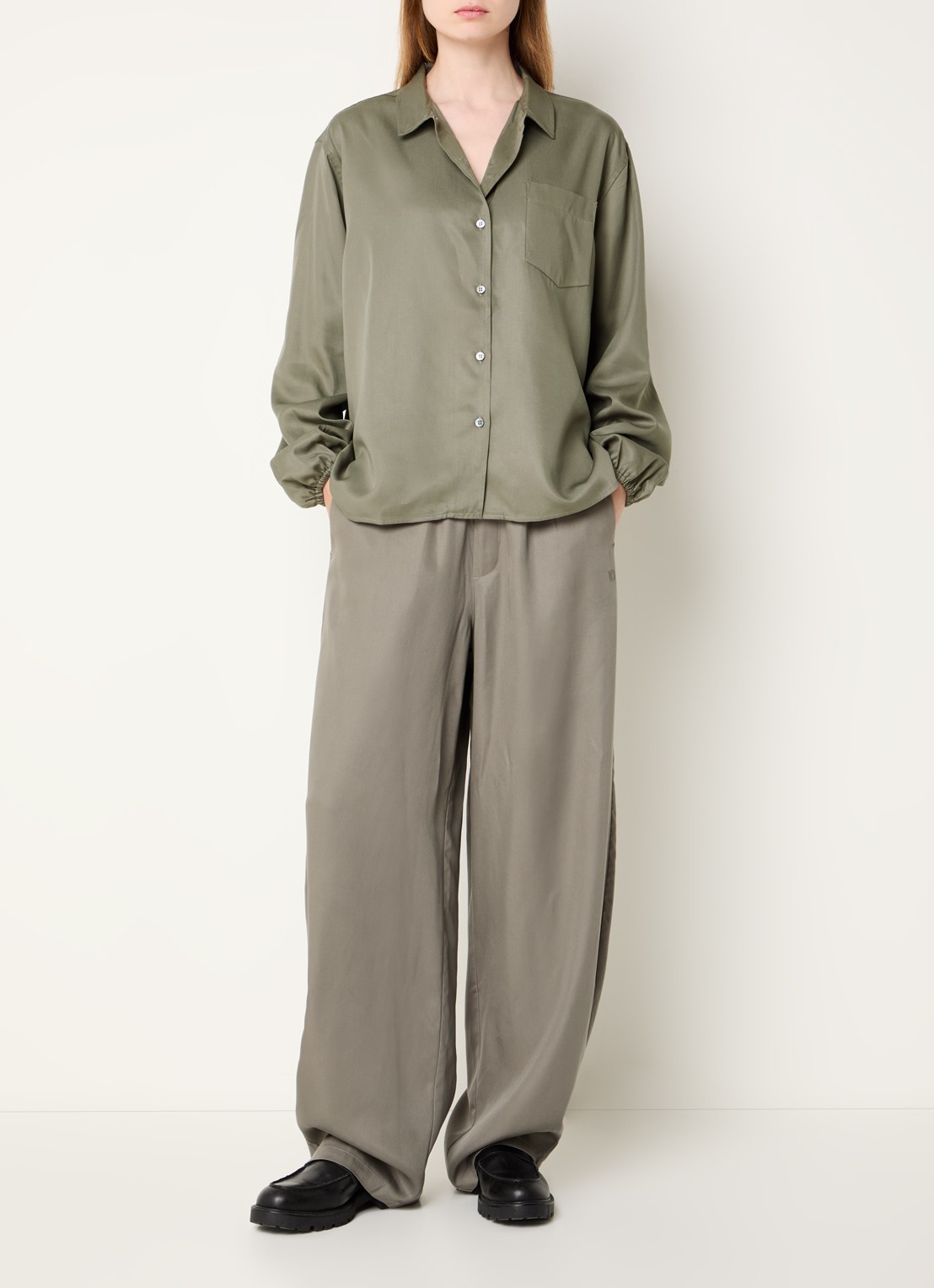10DAYS Mid waist balloon fit chino met paspelzakken - voorkant 2 olijfgroen