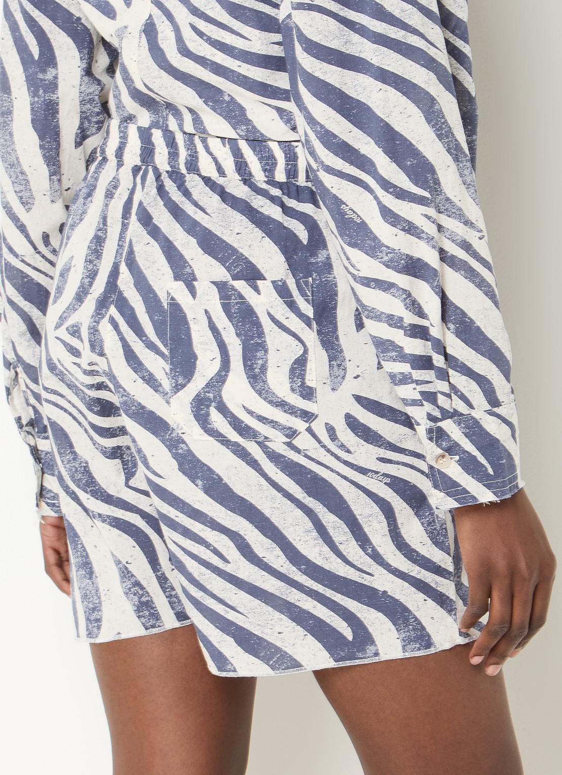 10DAYS Mid waist straight fit korte broek met zebraprint - achterkant 2 staalblauw