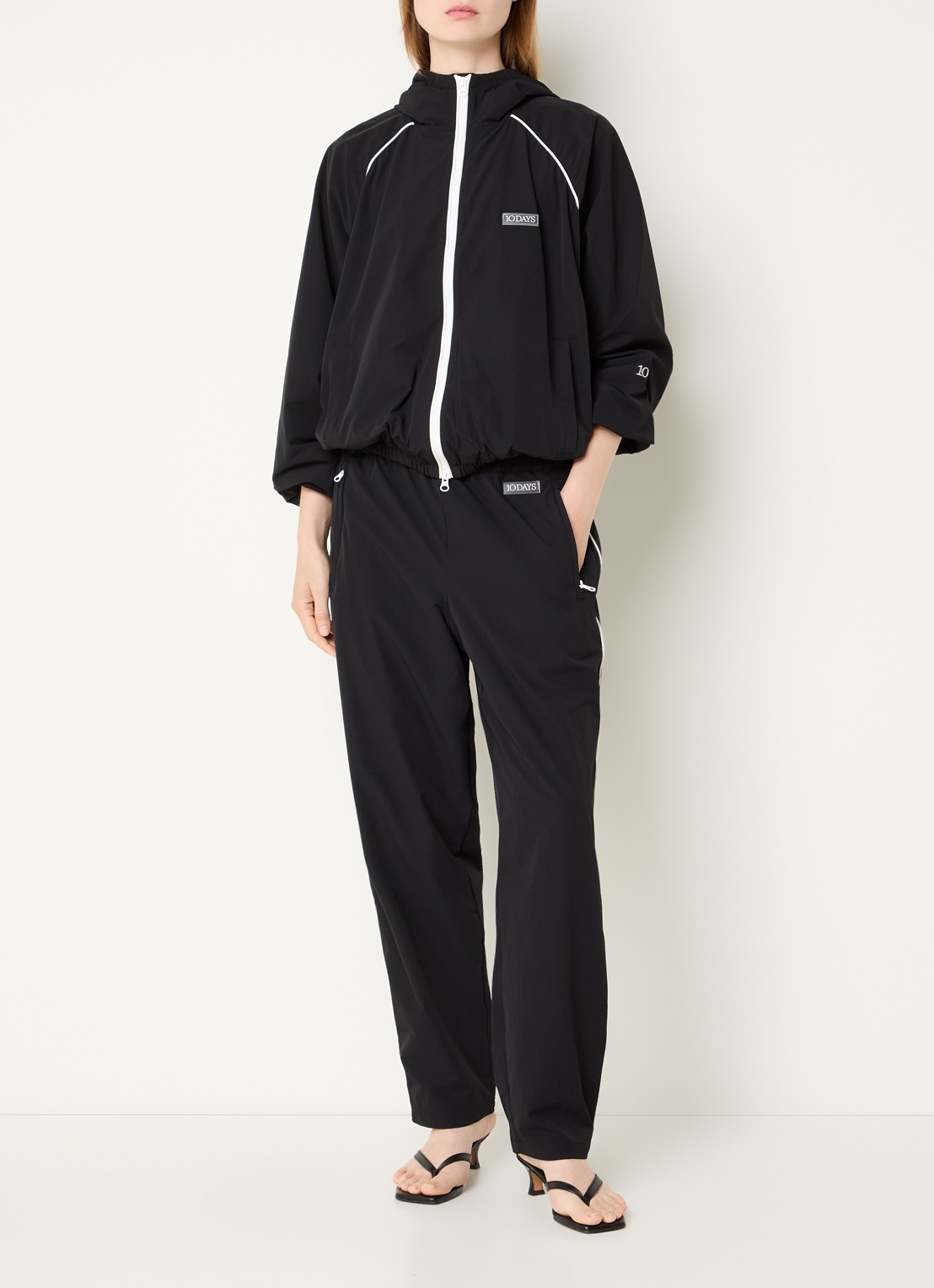 10DAYS Mid waist tapered fit trackpants van softshell met ritszakken - voorkant 2 zwart