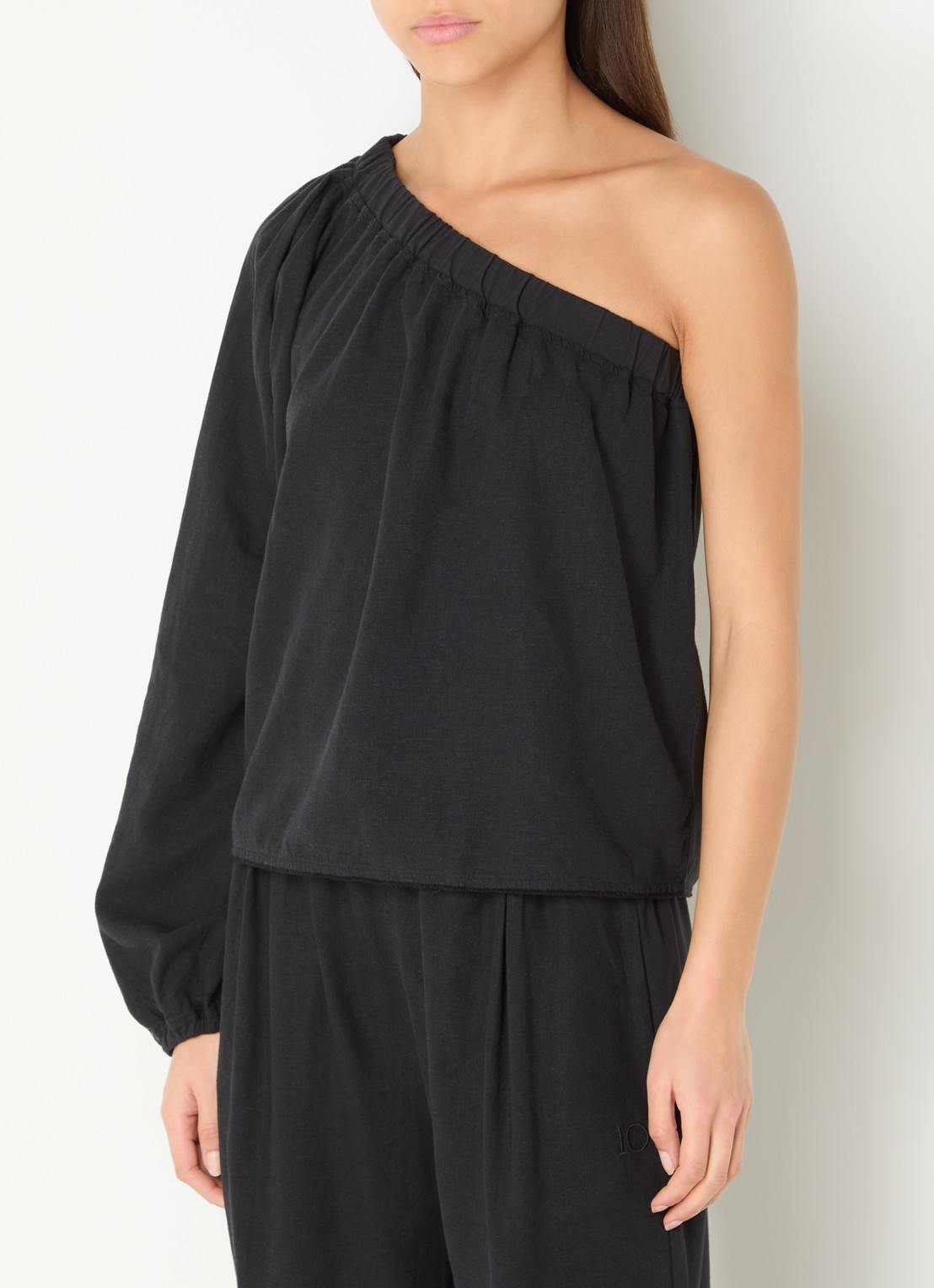 10DAYS One shoulder top met asymmetrische hals in linnenblend - detail 4 zwart