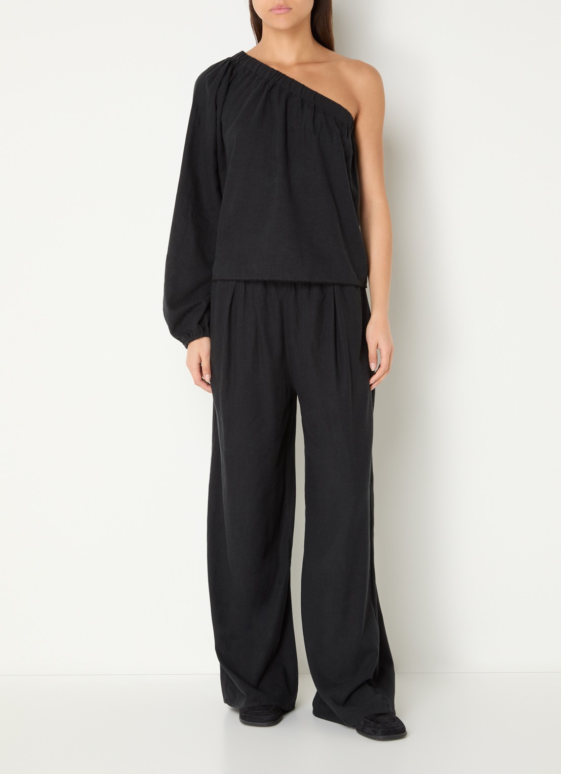 10DAYS One shoulder top met asymmetrische hals in linnenblend - voorkant 2 zwart