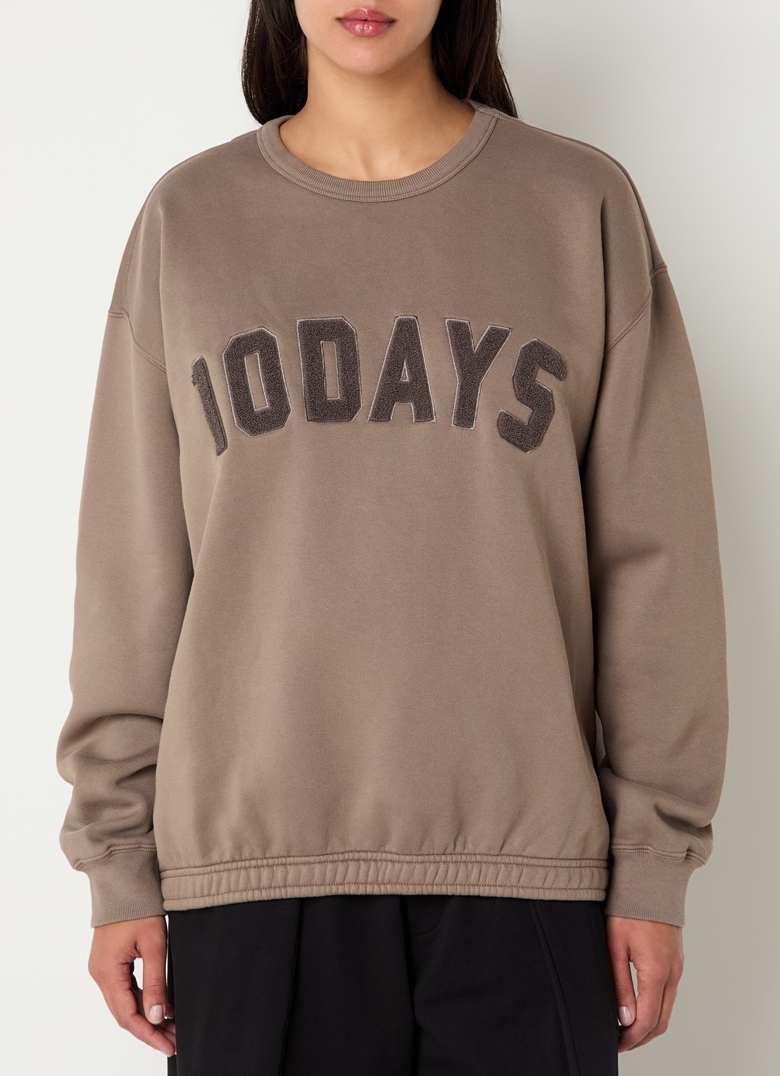 10DAYS Sweater met logoborduring - detail bruin
