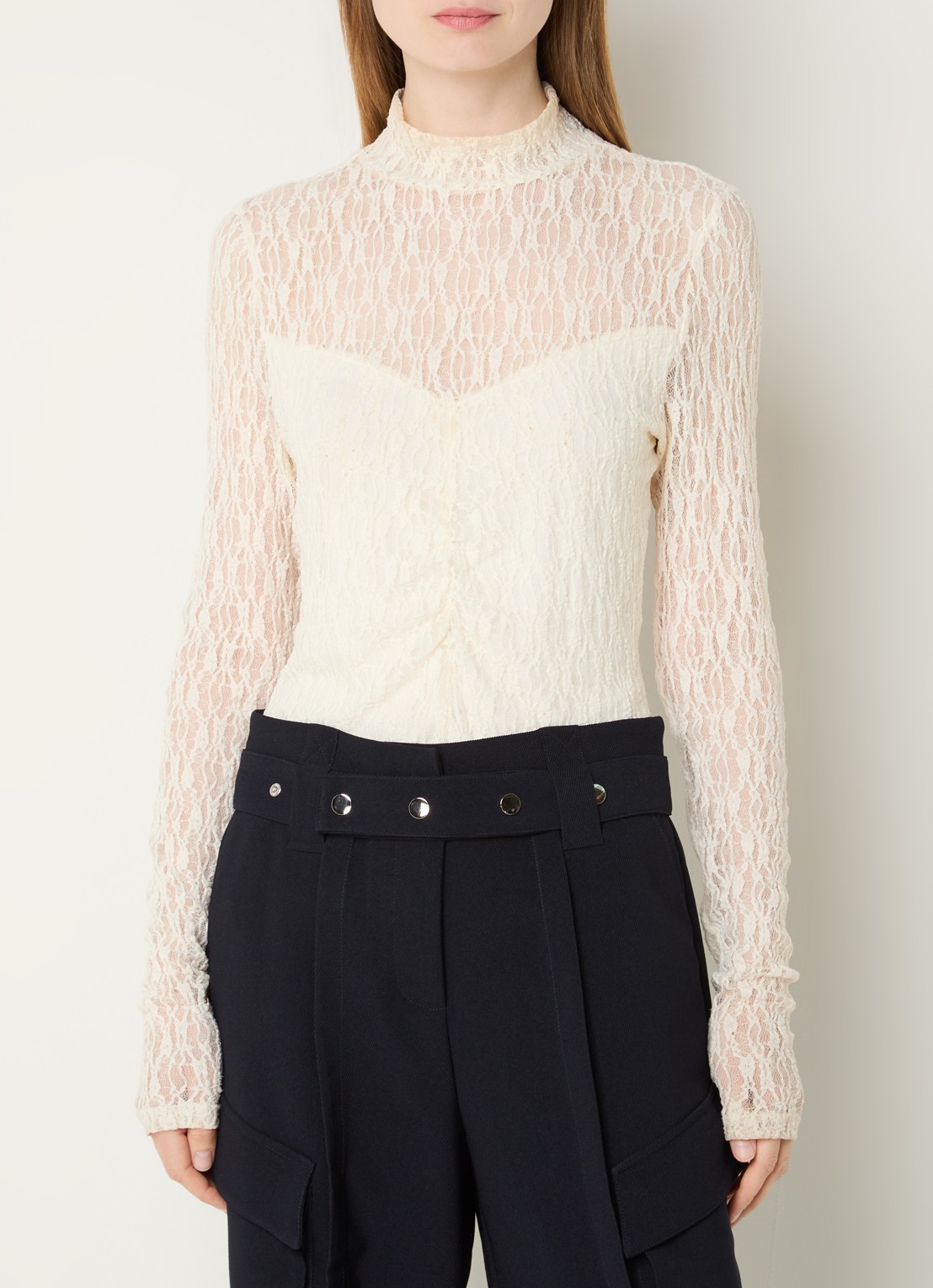 Aaiko Amy semi-transparante top met broderie - detail gebroken wit