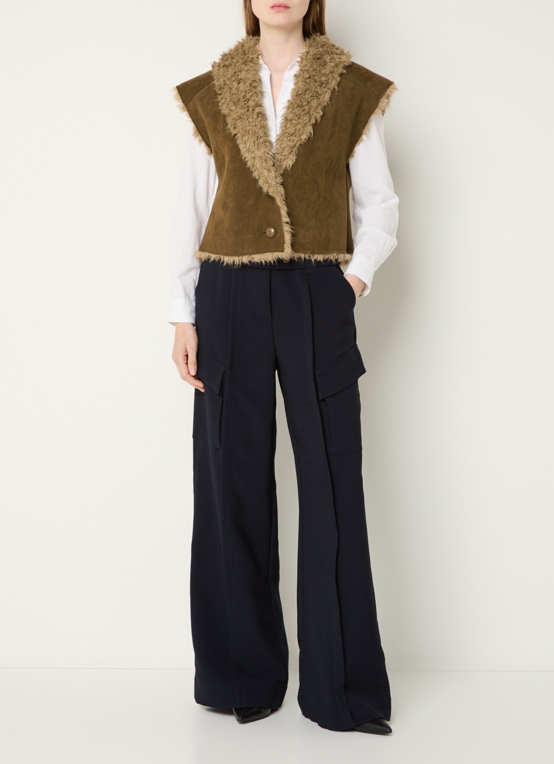 Aaiko Avrelle gilet van imitatiesuède met details van imitatiebont - voorkant 2 mosgroen