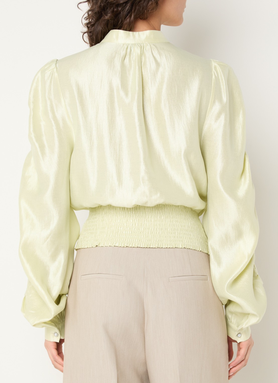 Aaiko Beaudine blouse met ballonmouw en metallic finish - achterkant lichtgeel