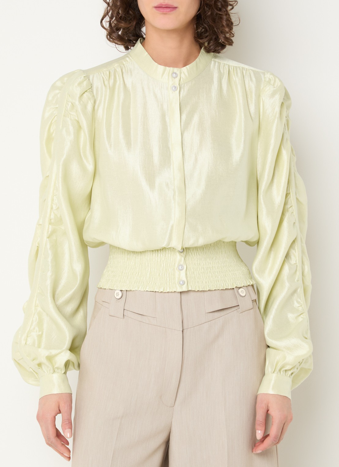 Aaiko Beaudine blouse met ballonmouw en metallic finish - detail 2 lichtgeel