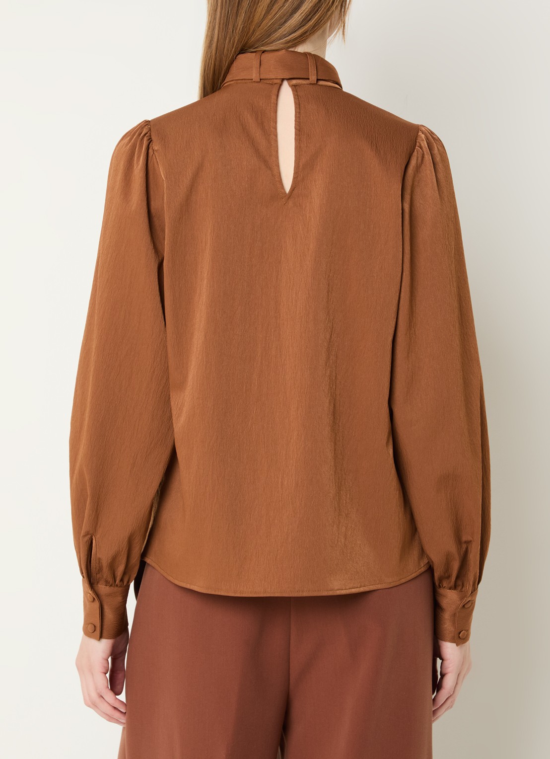 Aaiko Bowi top met sjaalkraag - achterkant cognac