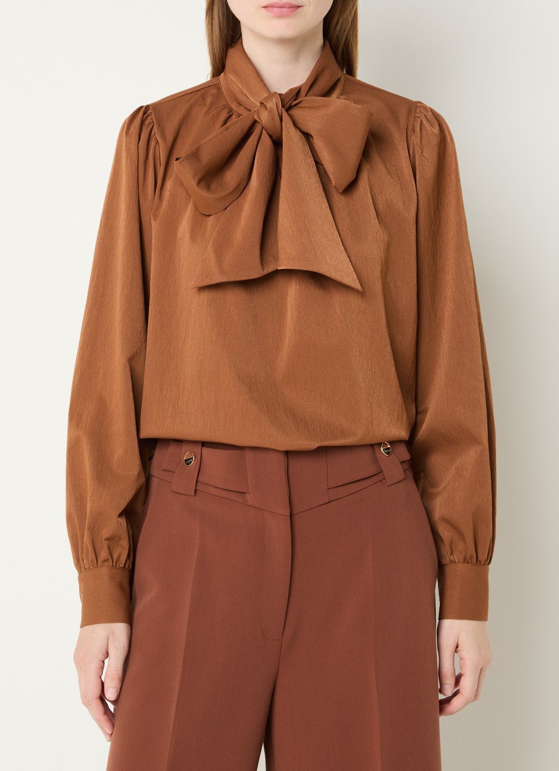 Aaiko Bowi top met sjaalkraag - detail 4 cognac