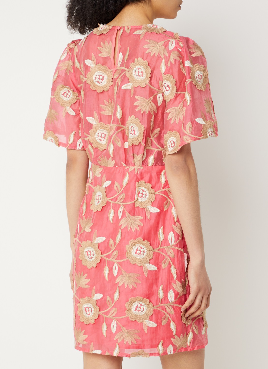 Aaiko Celina mini jurk met ceintuur en bloemenprint - achterkant koraal