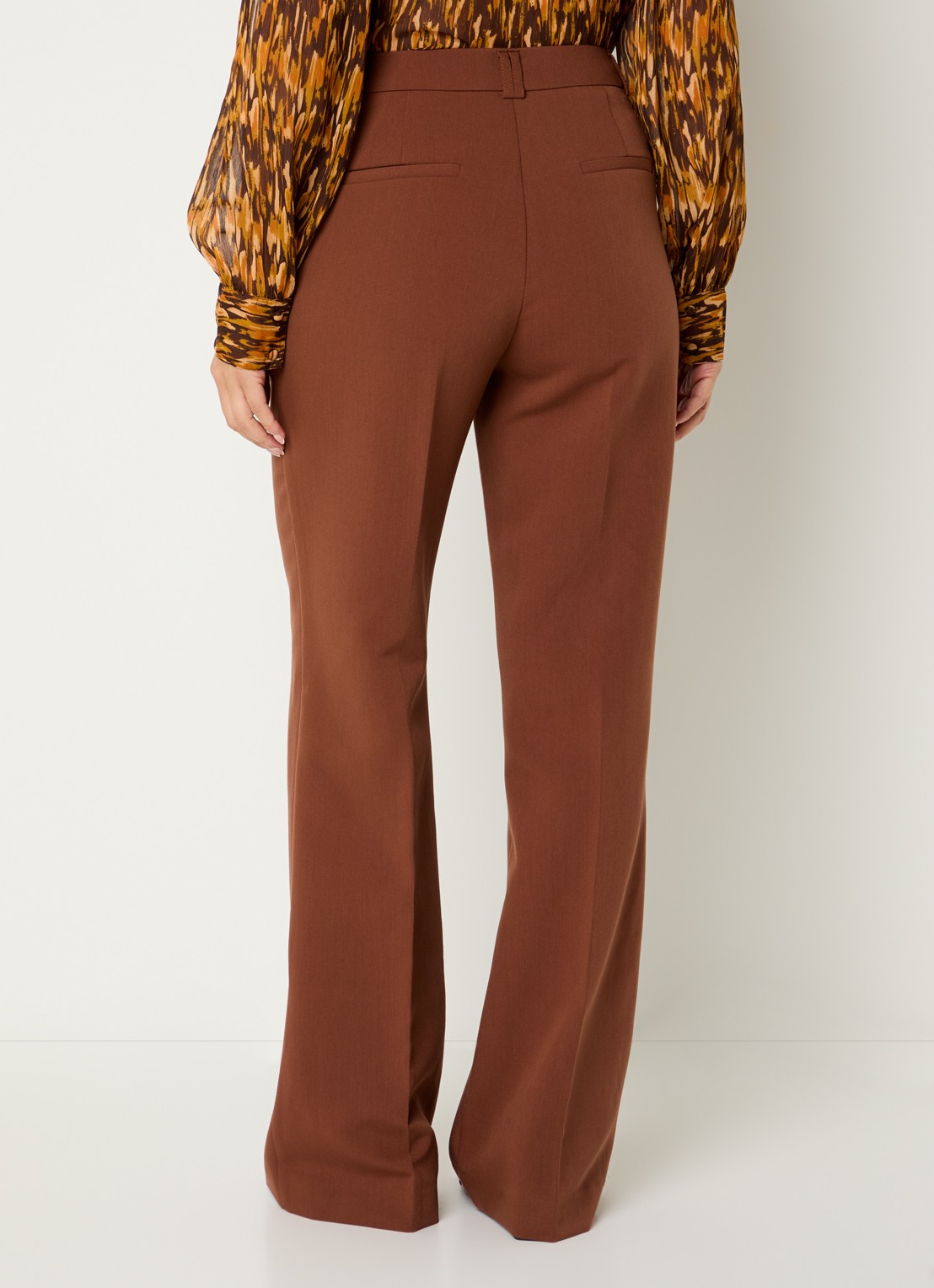 Aaiko Chantalle mid waist flared fit broek met steekzakken - achterkant 4 bruin