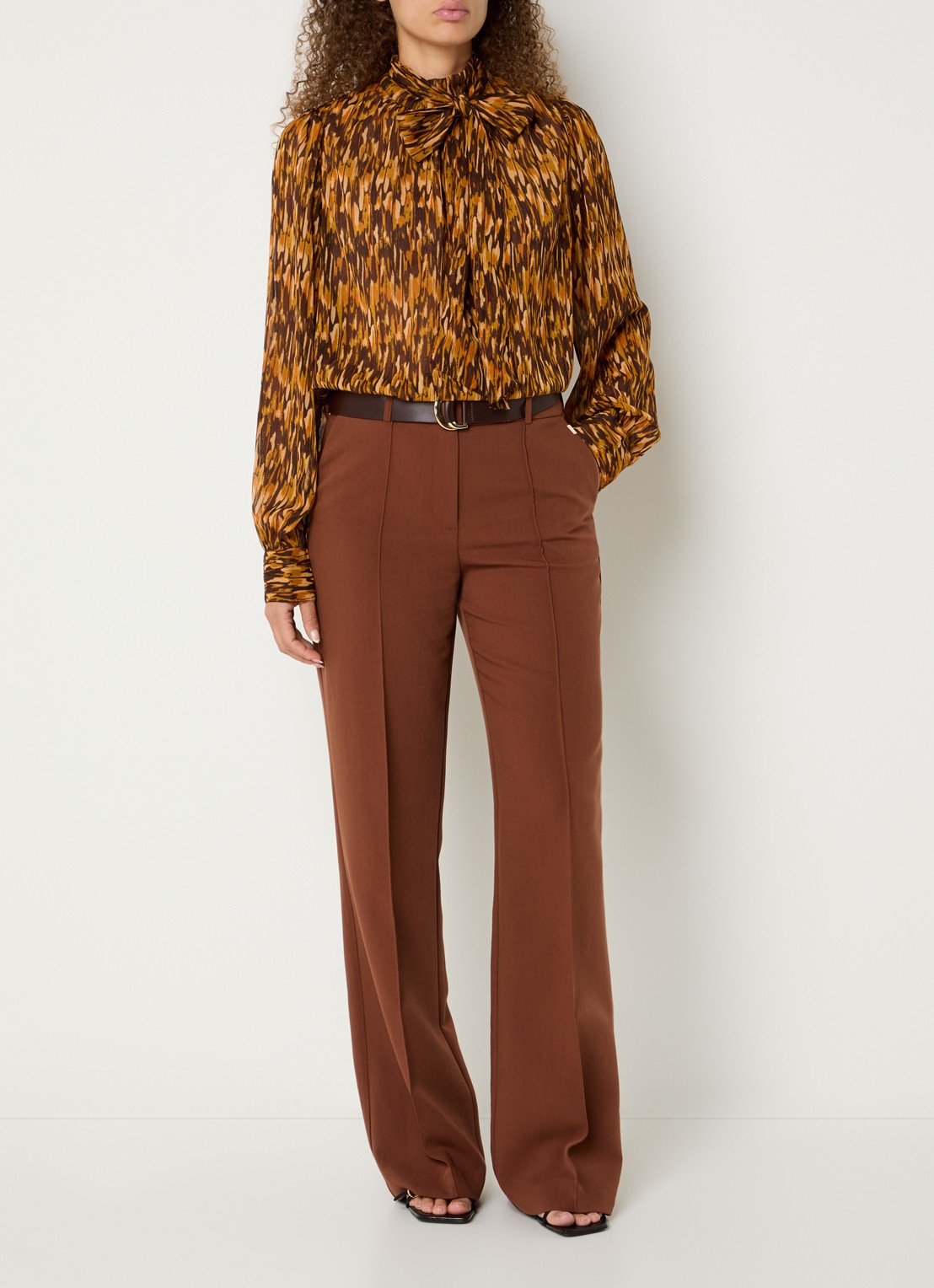 Aaiko Chantalle mid waist flared fit broek met steekzakken - voorkant 3 bruin