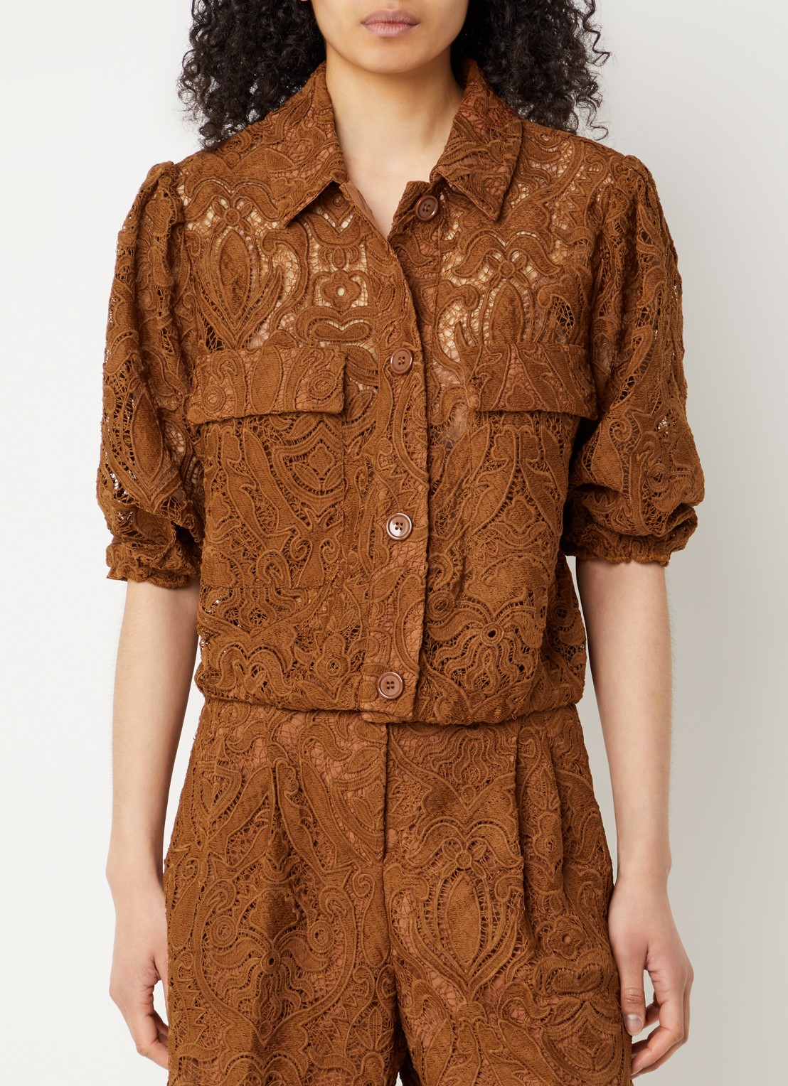 Aaiko Cozy blouse met broderie en ballonmouw - detail cognac