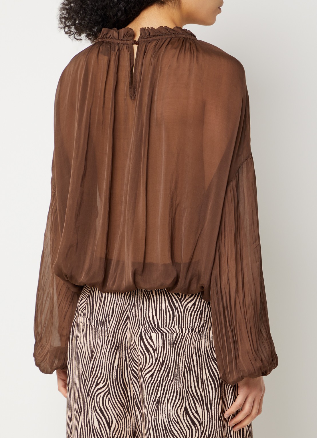 Aaiko Cristy top in zijdeblend met ballonmouw - achterkant 2 hazelnootbruin