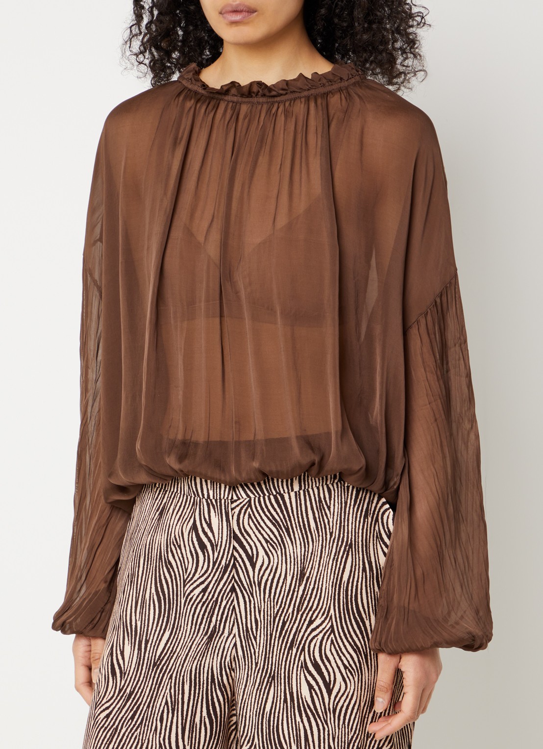 Aaiko Cristy top in zijdeblend met ballonmouw - detail hazelnootbruin