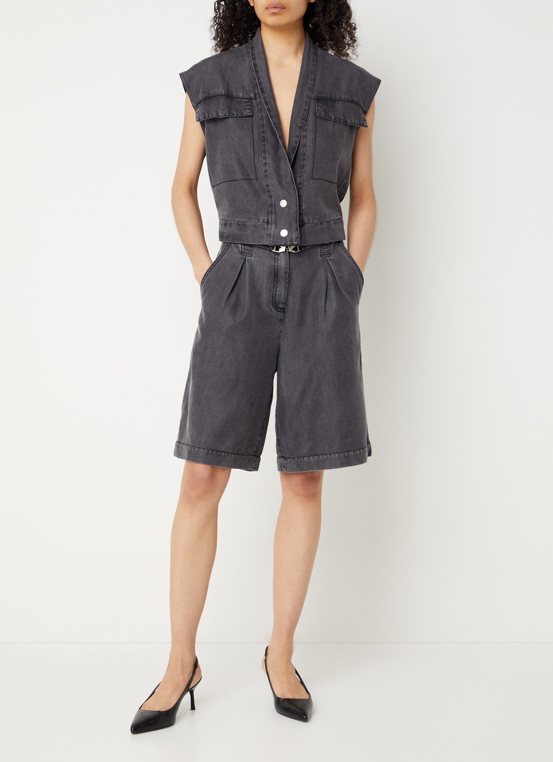 Aaiko Eline high waist wide fit korte broek met steekzakken - voorkant 2 zwart