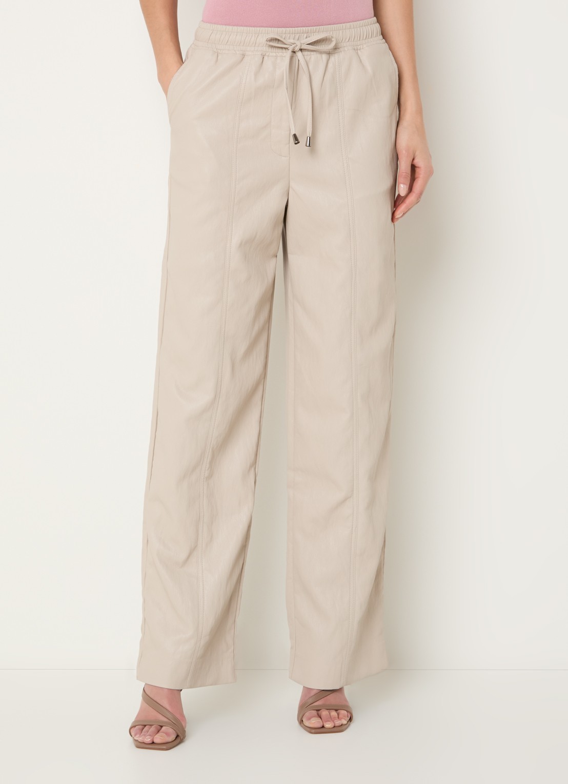 Aaiko Esila mid waist wide fit broek van imitatieleer - detail 4 vanillegeel