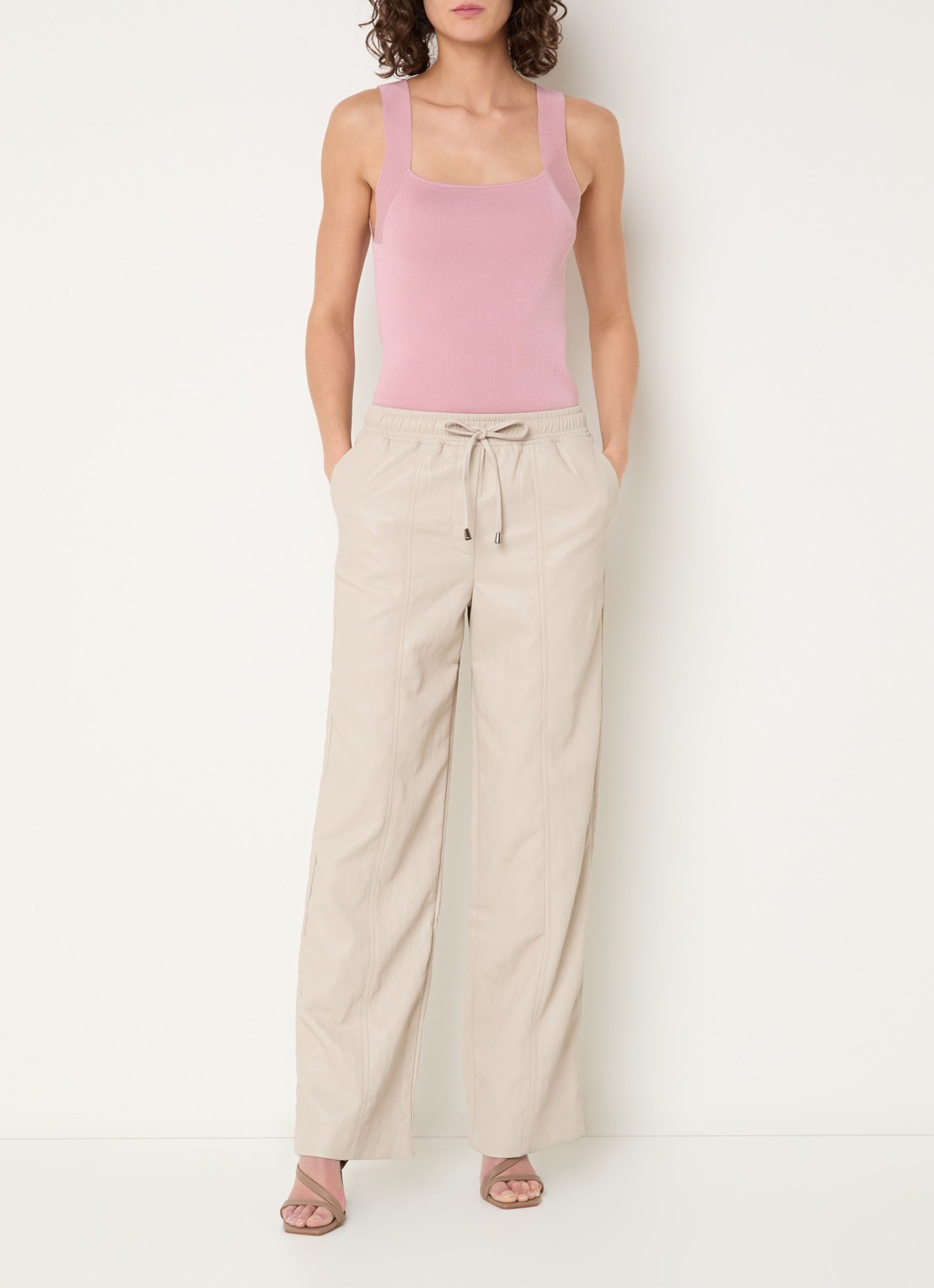 Aaiko Esila mid waist wide fit broek van imitatieleer - voorkant 3 vanillegeel