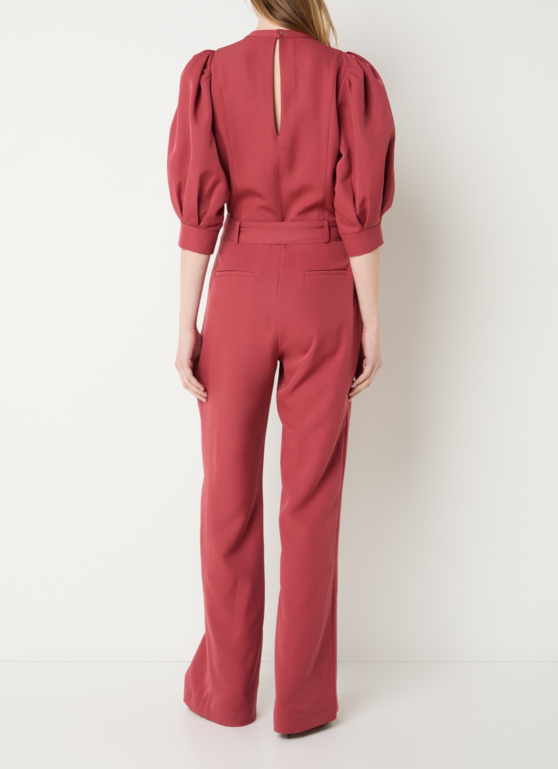 Aaiko Hellen jumpsuit met strikceintuur - achterkant 3 steenrood