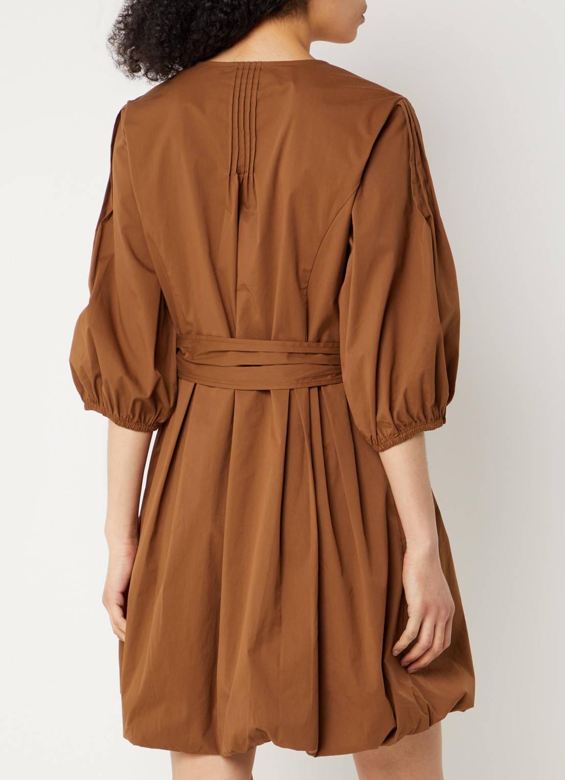 Aaiko Isolde mini jurk met ceintuur en ballonmouw - achterkant cognac