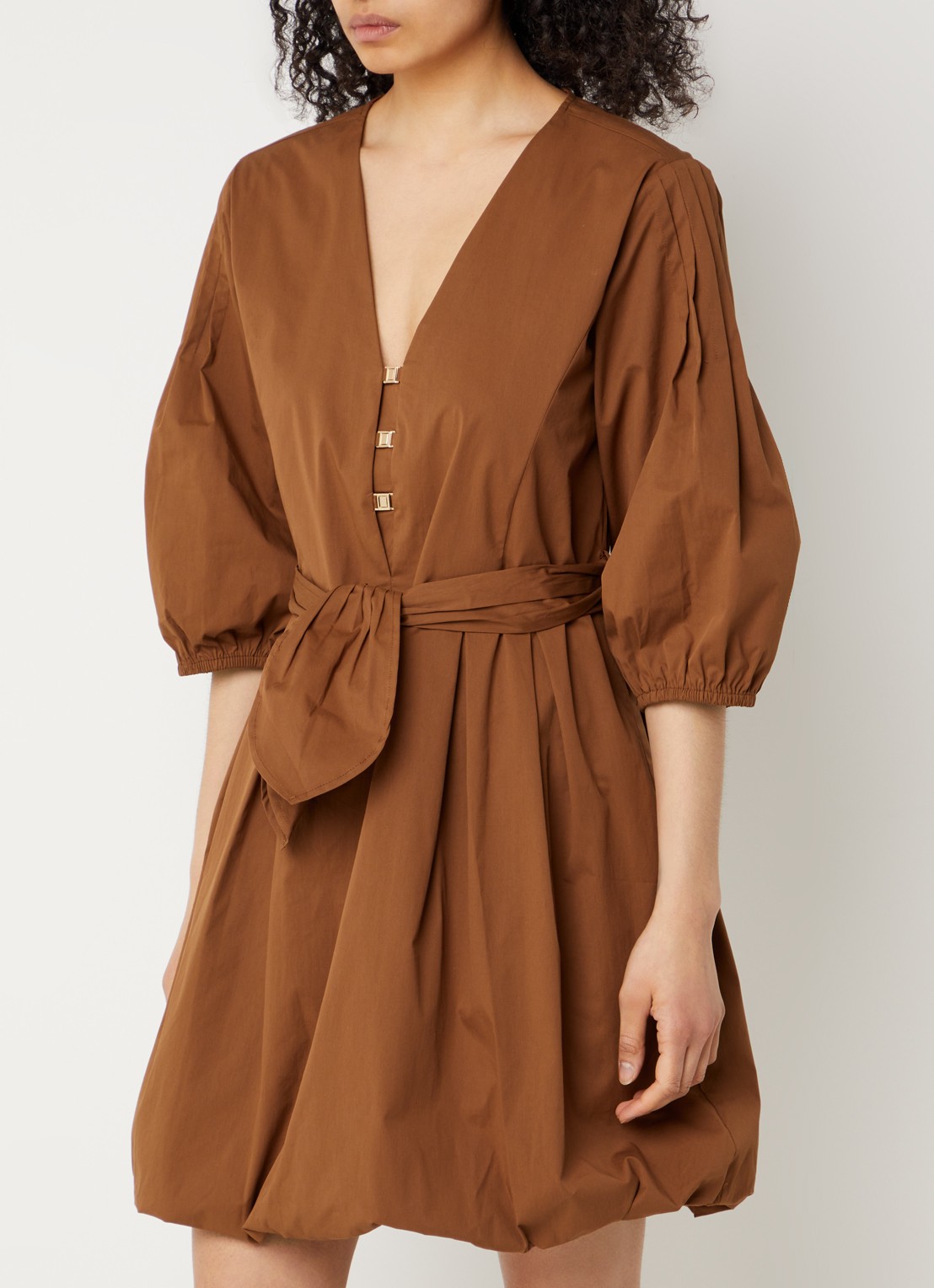 Aaiko Isolde mini jurk met ceintuur en ballonmouw - detail 4 cognac