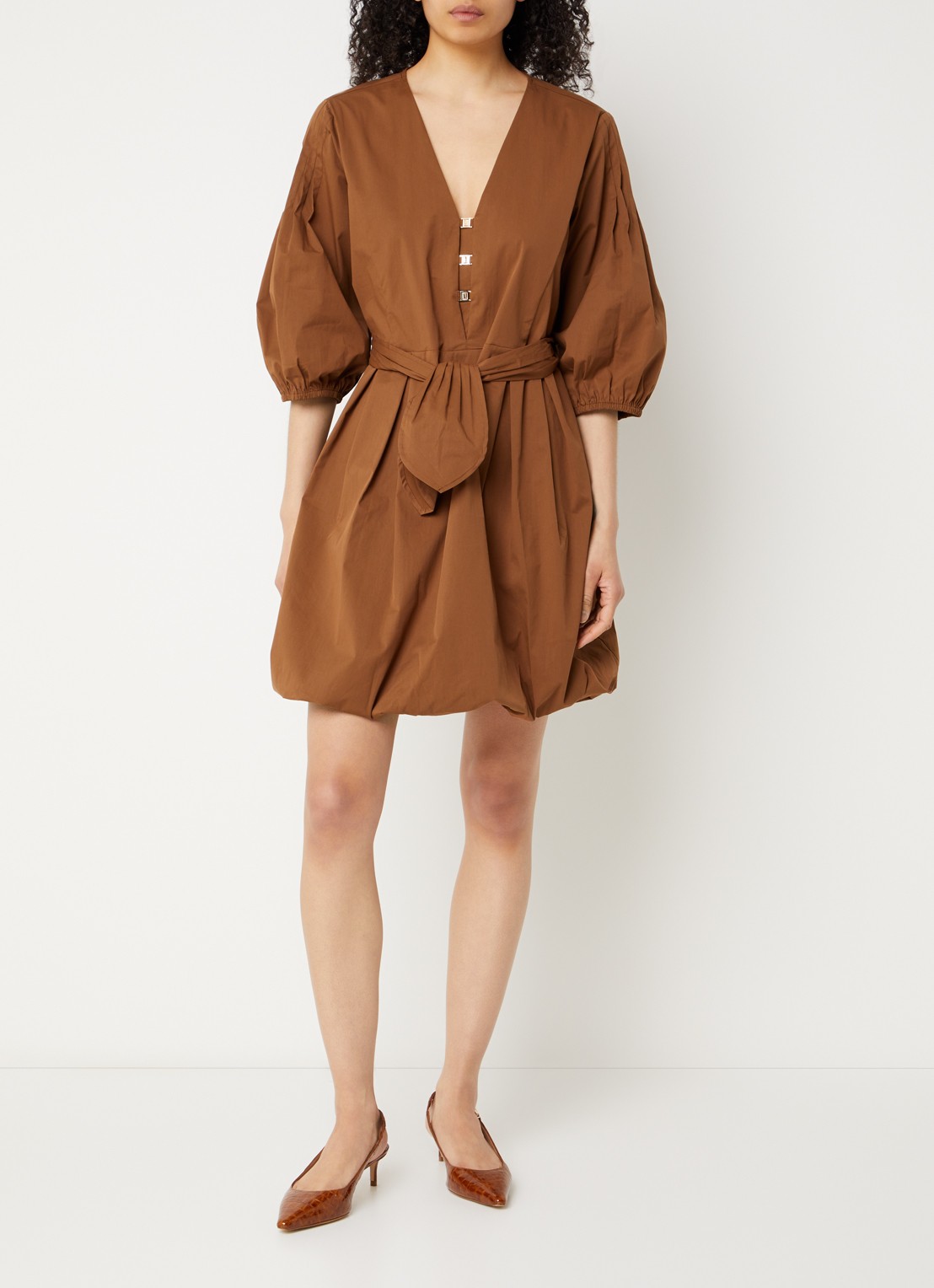 Aaiko Isolde mini jurk met ceintuur en ballonmouw - voorkant 3 cognac